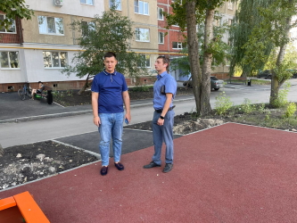 Александр Бондаренко осмотрел дворовую территорию после проведенного ремонта